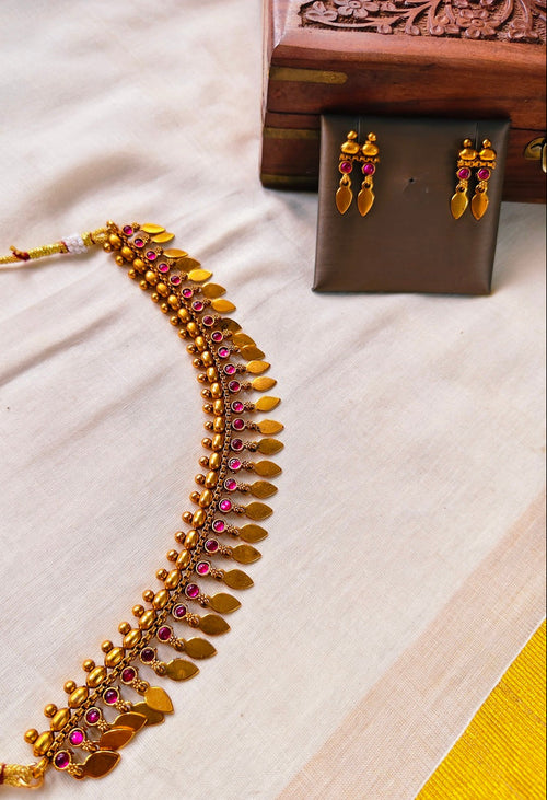Antique Gold-Tone Pink Stone Ilakkathali Choker Necklace Set | TRDNK-25